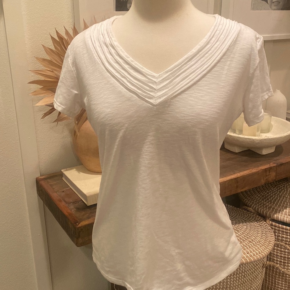 Kuhl v neck tee t-shirt with neckline ribbing